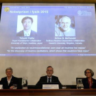 El comité del Nobel anuncia el premio de Física para Takashi kajita y Arthur B. McDonald, en la pantalla.
