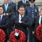 Nick Clegg, David Cameron y Gordon Brown, ayer en un homenaje a los caídos en la Guerra Mundial.