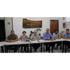 Matías Llorente, flanqueado por siete miembros del comité ejecutivo de Ugal-UPA antes de votar la propuesta preelectoral.
