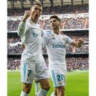 Cristiano celebra junto a Asensio el primer gol que le marcó ayer al Sevilla. RODRIGO JIMÉNEZ