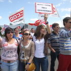 La plantilla protestó en la glorieta de acceso al pueblo.