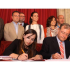 Gemma Villarroel (I) y Antonio Silván (D) firman el documento por la regeneración democrática y el buen gobierno del Ayuntamiento de León