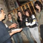 Casado explica a los alumnos las características de uno de los fósiles encontrados en Santa Marina