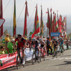 La segunda ascensión a La Camperona en la Vuelta contó este año con unos invitados especiales, los pendones. SECUNDINO PÉREZ