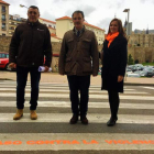 El alcalde, entre los concejales de Obras y Servicios Sociales del Ayuntamiento de Astorga. DL