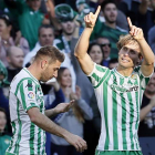 Joaquín celebra con Canales el gol del Betis frente al Atlético de Madrid. JOSE MANUEL VIDAL