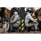 Ciudadanos ucranianos se refugian en la estación de metro de Kiev. STRINGER
