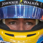 Fernando Alonso, pensativo en el box de McLaren-Honda en el circuito de Spa.