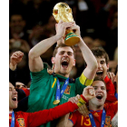 El capitan de la selección española, Iker Casillas, levanta la copa del Mundial de Sudáfrica.