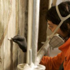 Una trabajadora de la empresa Arteco, durante el comienzo de la restauración de las pinturas