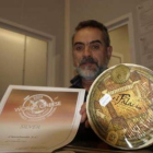 Cipriano de Lera muestra el queso premiado y el diploma que lo acredita.