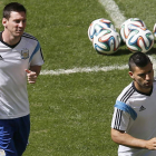 Los jugadores argentinos Leo Messi y Agüero durante el último entrenamiento del combinado argentino antes del partido de hoy ante Bélgica.