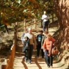 Agunos turistas a su paso por el paraje de Las Médulas, en foto de archivo