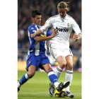 Guti protege el balón ante la entrada de Javi Márquez.