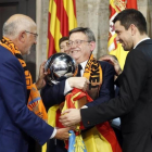 Juan Roig, propietario del club, y Rafa Martínez, capitán del equipo, ofrecen el trofeo a Ximo Puig, presidente de la Generalitat valenciana