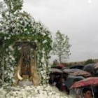 Los paraguas, elemento imprescindible en el desfile procesional de la Virgen de la Carballeda
