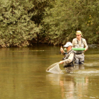 Matilla, a la izquierda en la imagen, durante el campeonato desarrollado en el río Órbigo.