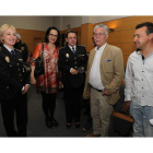 La directiva de la Asociación Cultural Gitana, con Teresa Mata, María Marcos y Estíbaliz Palma, por los premiados