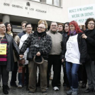 Protesta de la asociación SOS Bebés Robados ante los Juzgados de Plaza de Castilla de Madrid.
