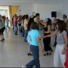 La imagen muestra ayer tarde a un grupo perfeccionando su baile