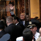Trump saluda a sus seguidores desde la Trump Tower.