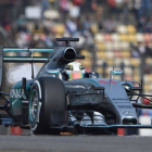 Hamilton durante la sesión de clasificación en el Gran Premio de China.