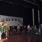 La autora de «Más allá de un mundo», durante la presentación del libro, y al fondo los n