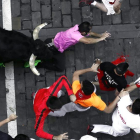 Los toros de la ganadería madrileña de Victoriano del Río a su paso por la calle Estafeta de Pamplona.