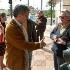 Francisco Fernández visitó ayer el barrio de Puente Castro y saludó a los vecinos