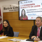 La presidenta de ATA Castilla y León, Soraya Mayo, con el director de Diario de León, Joaquín S. Torné, en el Club de Prensa. MARCIANO PÉREZ