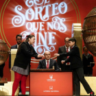 Daniela Laborde Valverde (i) canta los números junto a su compañero Francisco Moreno Durán (d), que canta los premios, durante el sorteo de El Gordo de Navidad en el Teatro Real en Madrid. JAVIER LIZÓN