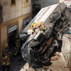 El camión de reparto, despeñado al romper una barandilla en Tarragona