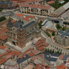 Imagen desde el aire de la ciudad de Astorga con la catedral y el palacio episcopal. NARDO VILLABOY