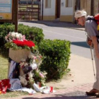 Una peregrina contempla el lugar, lleno de recuerdos, donde falleció el joven.