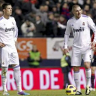 Crsitiano Ronaldo y Karim Benzema se lamentan tras el gol conseguido para el Osasuna por Camuñas.