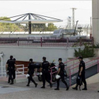 Varios agentes de la Policía Nacional, este jueves, en el centro de internamiento de inmigrantes de Sangonera (Murcia).