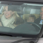El ex presidente alemán Christian Wulff y su esposa Bettina, en su vehículo.