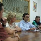 Miembros de la junta local del PP escuchando las reivindicaciones de los empresarios de Ageba
