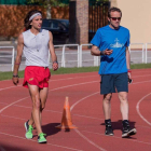 Atleta y técnico en un entrenamiento en el Hispánico. DL