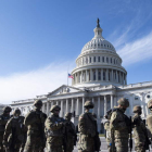 Efectivos de la Guardia Nacional vigilan el Capitolio para la toma de posesión de Biden. ROD LAMKEY
