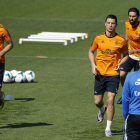 Ancelotti, de espalda, junto a Ronaldo, Arbeloa, Benzema y Nacho, en el entrenamiento.