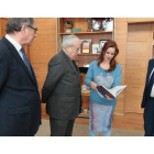 Jesús Encabo entrega la memoria a Silvia Clemente. ICAL