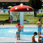 La piscina infantil de Santa María del Páramo, diversión asegurada entre los más pequeños. DL