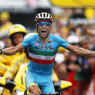El ciclista italiano Vincenzo Nibali del Astana se impone en la 19ª etapa del Tour de Francia que se disputa hoy, 24 de julio de 2015 entre las localidades de Saint-Jean-de-Maurienne y La Toussuire-Les Sybelles.