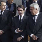 Zapatero, Aznar y González juntos ayer en la puerta del Congreso a la espera de la llegada del féretro de Suárez.
