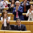 Zapatero fue ovacionado por los senadores socialistas mientras los del PP le reclamaban a gritos la