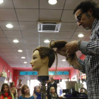 El estilista de Cristiano Ronaldo, José Siero, en el curso de peluquería en la Academia Vallina.