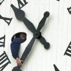 Un operario mueve las agujas de un gran reloj en la ciudad de Peterborough, en Canadá, uno de los países que también cambia el horario oficial dos veces al año.