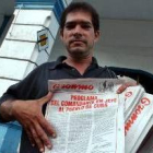 Un vendedor de periódicos muestra el diario cubano Granma