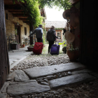 Dos viajeros en una casa rural de León. ARCHIVO